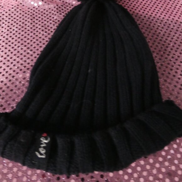 H&M | 4-8 years | Ribbed Navy Winter Hat With Pom Pom *Has a small hole - Picture 7 of 13